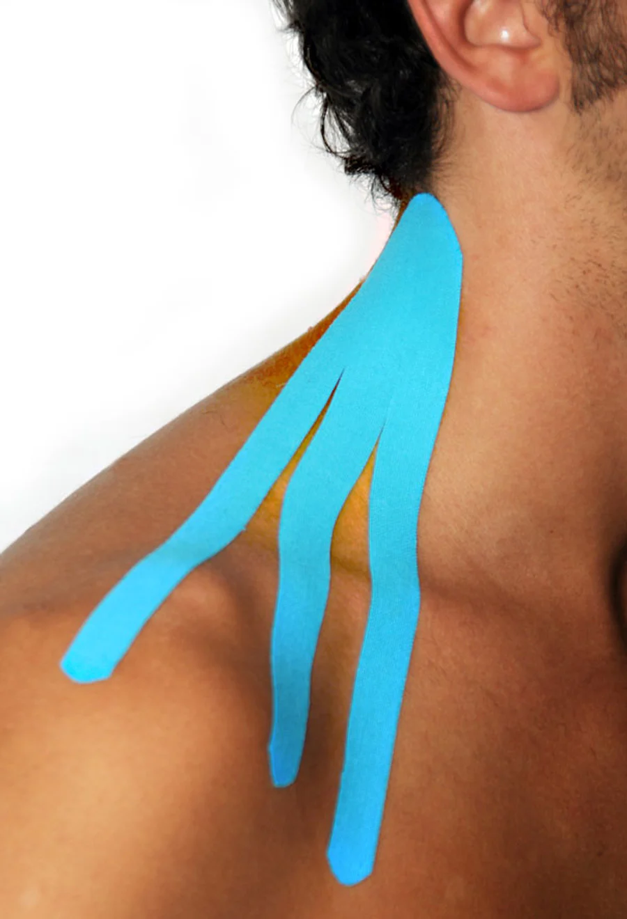 Blauwe Dream K kinesiotape in drie stroken langs hals en schouder