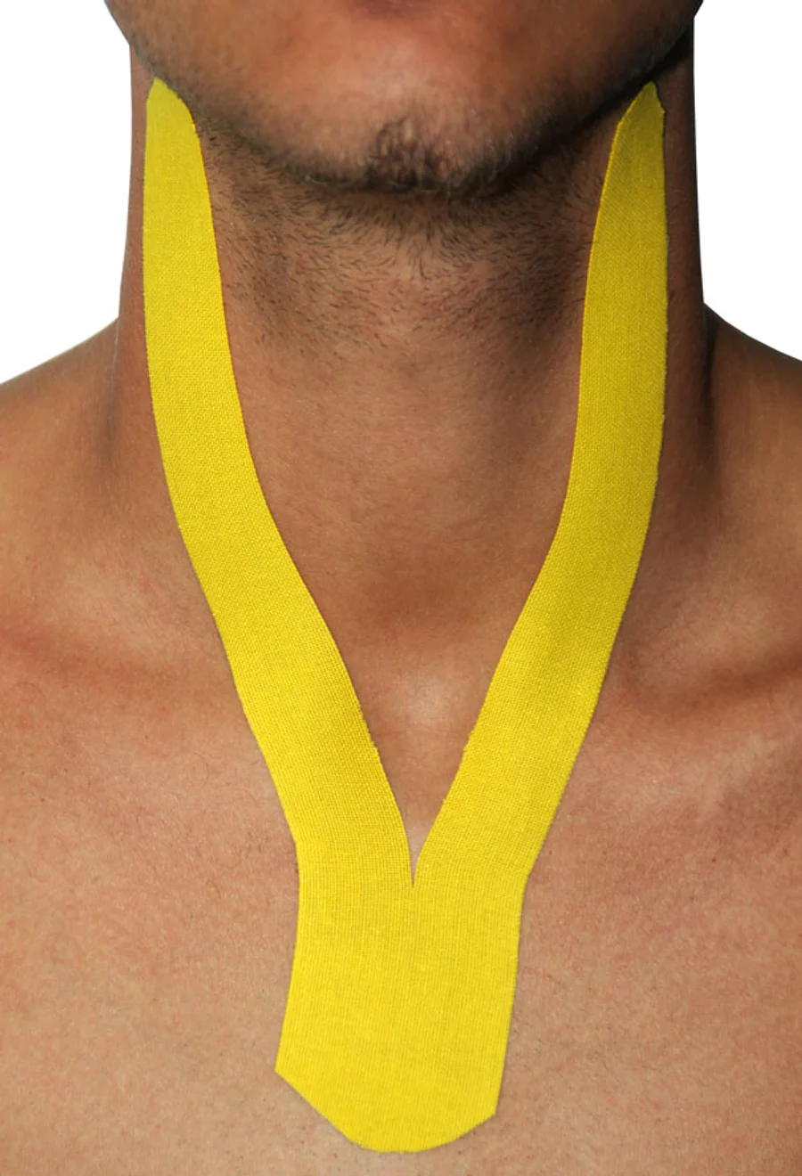 Gele Dream K kinesiotape in een lange Y-vorm vanaf de borstkas langs de hals