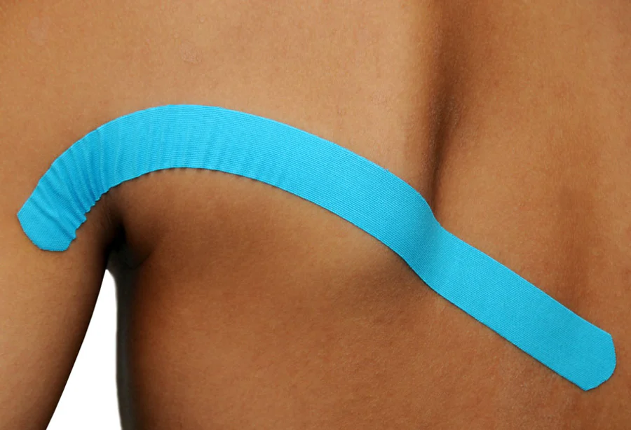 Blauwe Dream K kinesiotape horizontaal ter hoogte van het schouderblad
