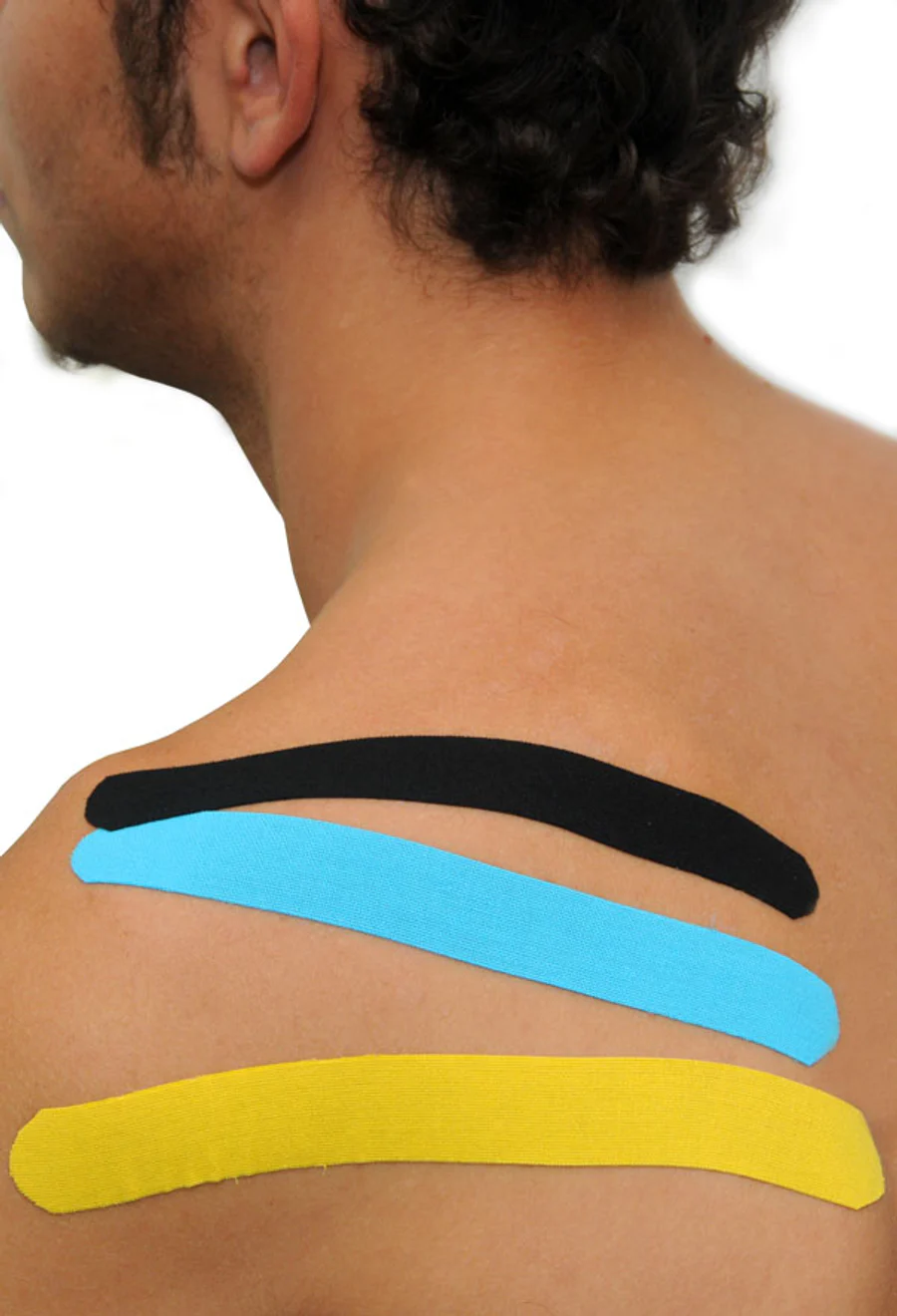Zwarte, blauwe en gele Dream K kinesiotape over het schouderblad